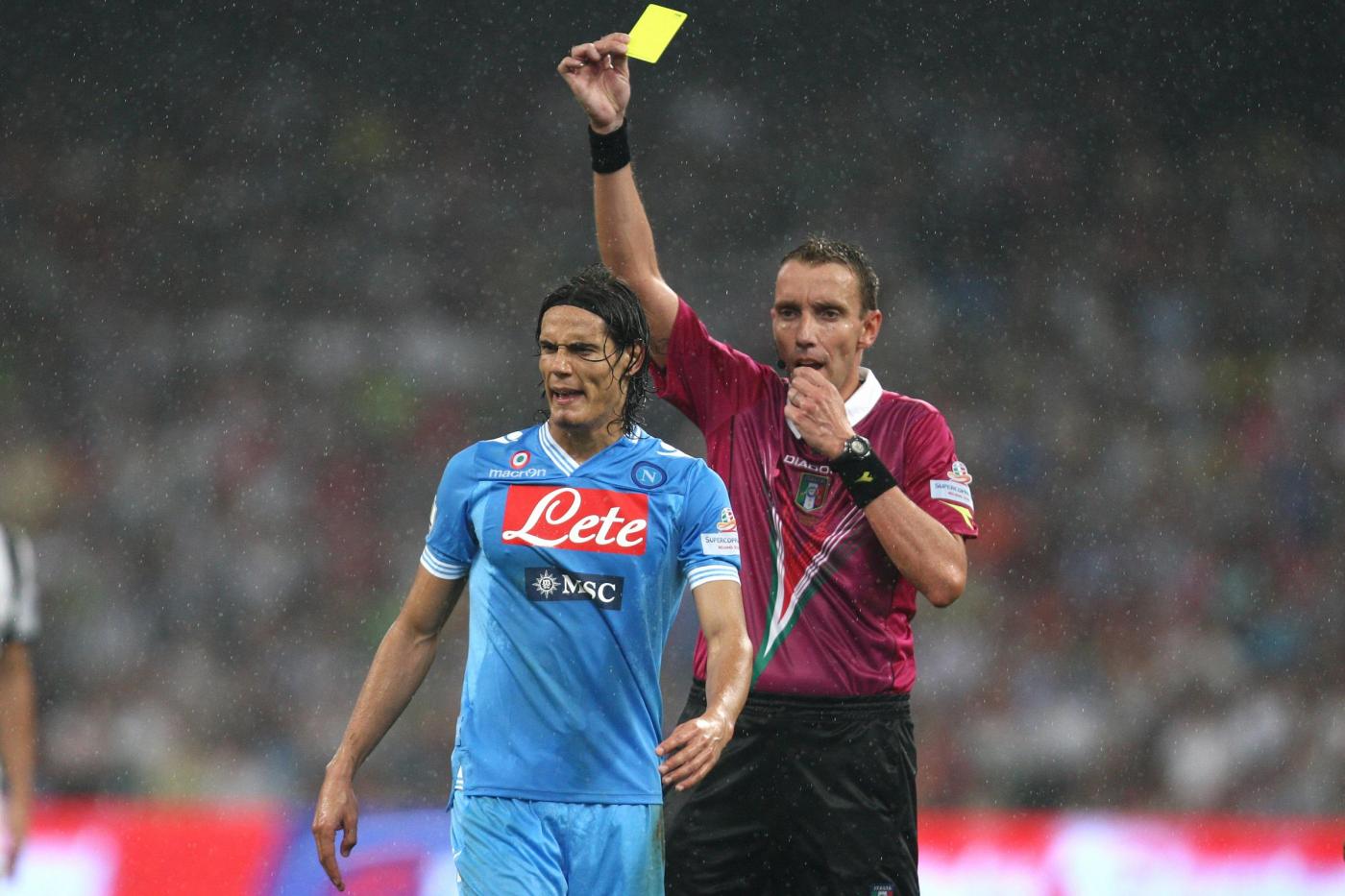 L'arbitraggio di Mazzoleni nella finale della Supercoppa italiana tra Juventus e Napoli creò enormi polemiche. I tifosi del Napoli, con un esposto, chiedono la ripetizione della gara.