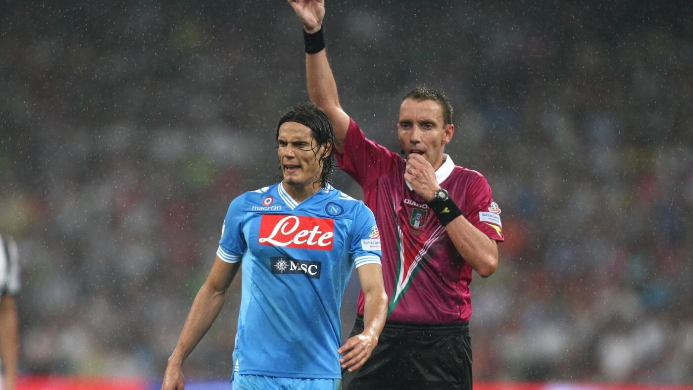 L'arbitraggio di Mazzoleni nella finale della Supercoppa italiana tra Juventus e Napoli creò enormi polemiche. I tifosi del Napoli, con un esposto, chiedono la ripetizione della gara.