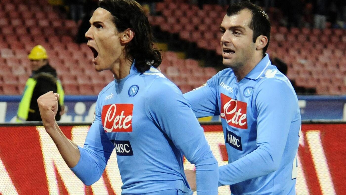 Probabili formazioni: nel Napoli tornano Pandev e Dossena. Aronica prenderà il posto dell'infortunato Britos. Donadoni in avanti punta su Belfodil e Ninis.