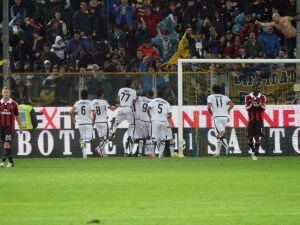 Secondo risultato utile consecutivo per il Milan che, però, al 'Tardini' non riesce a battere il Parma. I gol nella ripresa. Al 5' El Shaarawy segna il quarto gol in campionato, al 21' pareggia, su punizione, Galloppa.