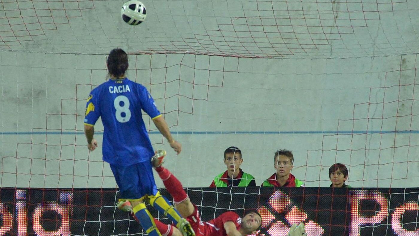 Il Vicenza ferma il Sassuolo. Gli emiliani sono comunque sempre al comando. Pareggio interno anche per il Livorno. Cacia, autore di una tripletta, regala il successo al Verona. Due bei gol del giovane Viviani danno tre punti al Padova.