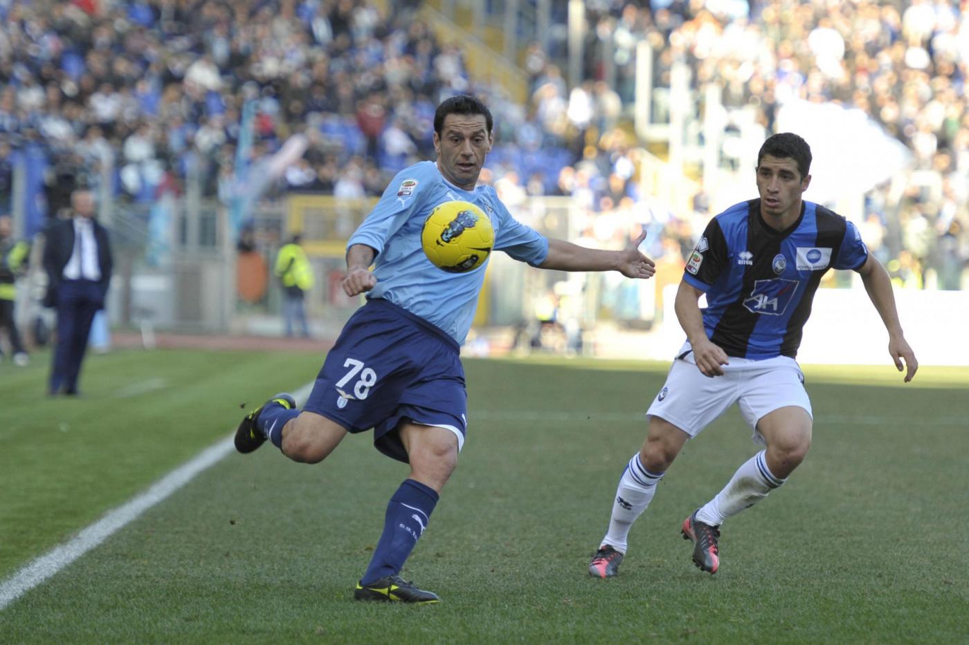 Luciano Zauri, difensore della Lazio è indagato per riciclaggio. Un anno fa, quando è passato dalla Sampdoria alla Lazio, avrebbe incassato un milione di euro in nero, che sarebbe finito su un conto svizzero.