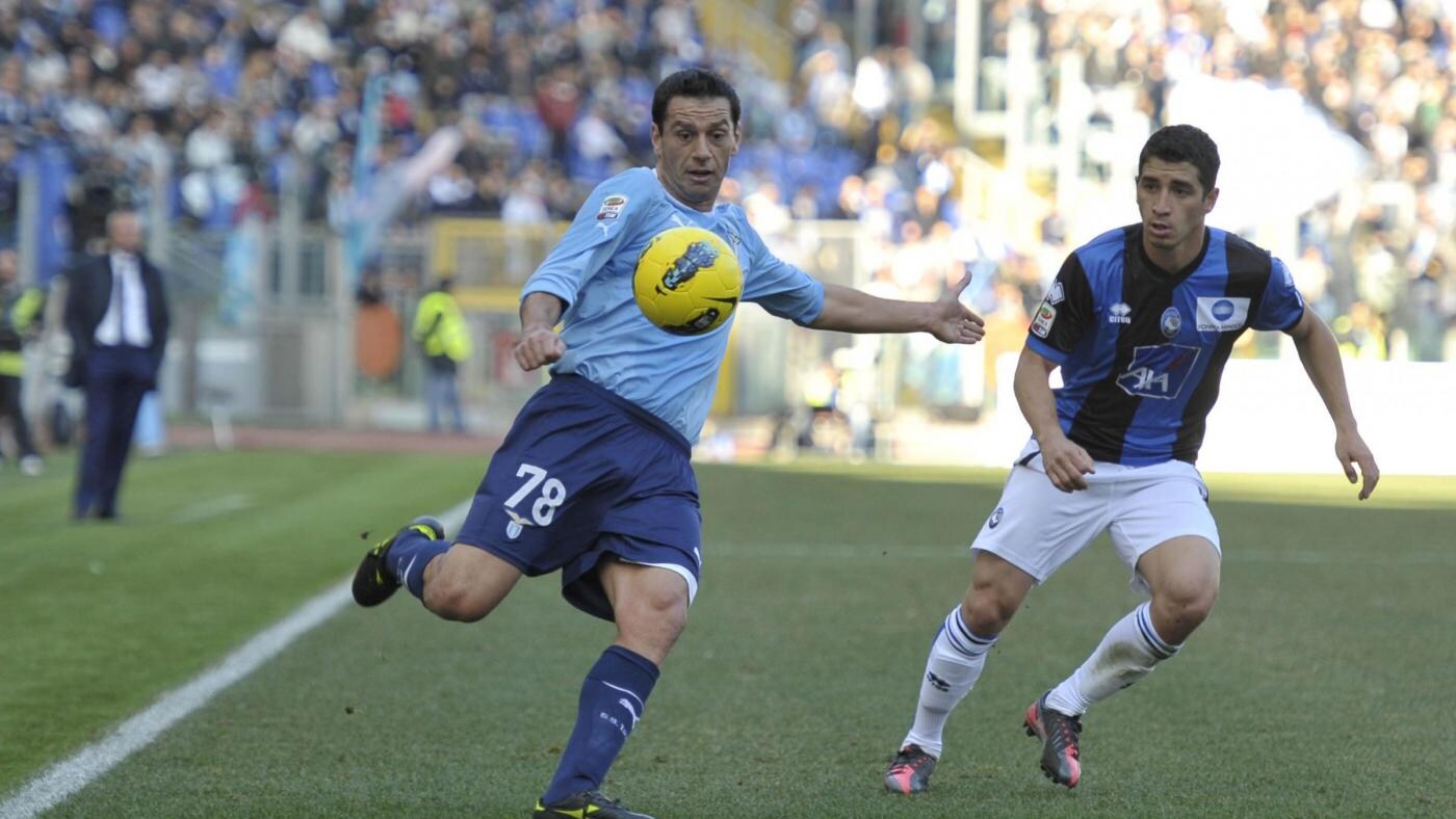 Luciano Zauri, difensore della Lazio è indagato per riciclaggio. Un anno fa, quando è passato dalla Sampdoria alla Lazio, avrebbe incassato un milione di euro in nero, che sarebbe finito su un conto svizzero.