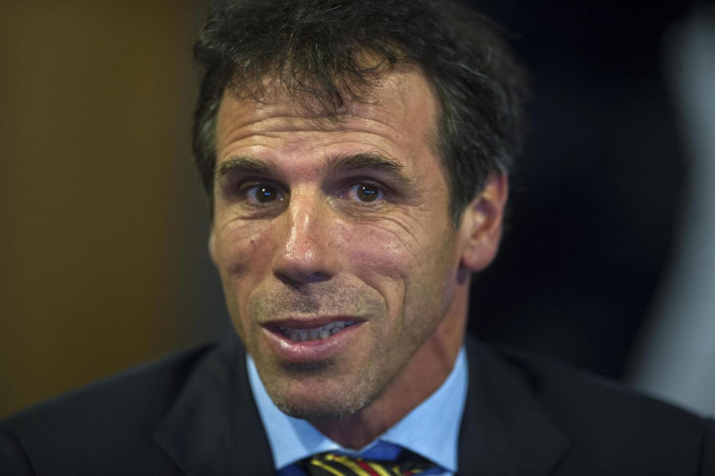 Il Watford, la squadra che appartiene alla famiglia Pozzo, dopo 5 giornate in Championships, la Serie B inglese, ha raccolto solo 6 punti. Per Zola il problema è la mancata conoscenza dell'inglese da parti di alcuni suoi calciatori.