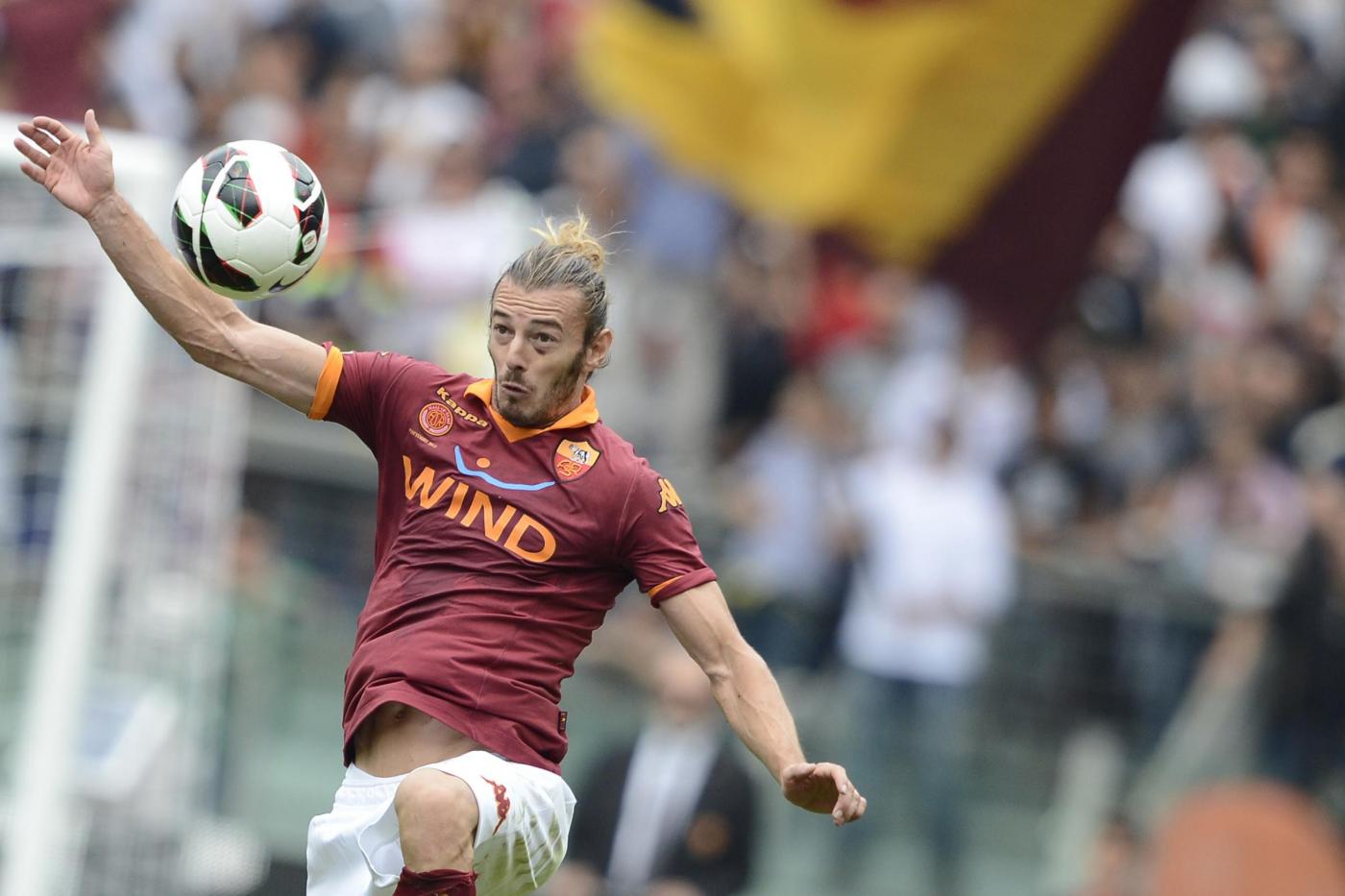 Il difensore ha abbandonato in anticipo l'allenamento odierno. Balzaretti rischia di saltare Roma-Udinese. Anche Destro e Florenzi potrebbero non giocare contro i friulani