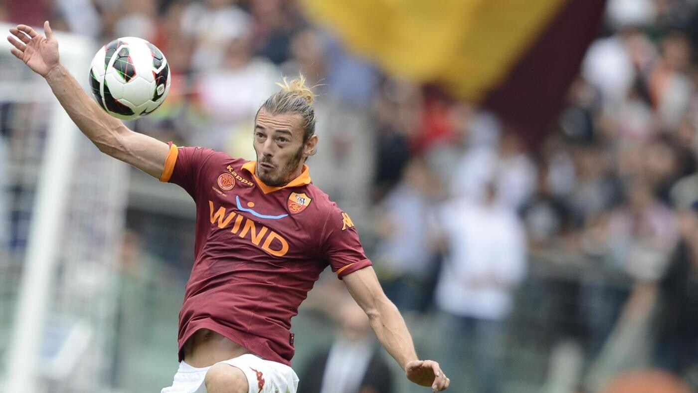 Il difensore ha abbandonato in anticipo l'allenamento odierno. Balzaretti rischia di saltare Roma-Udinese. Anche Destro e Florenzi potrebbero non giocare contro i friulani