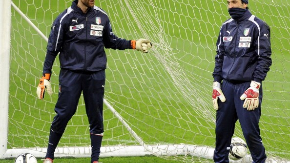 buffon salta italia danimarca gioca de sanctis