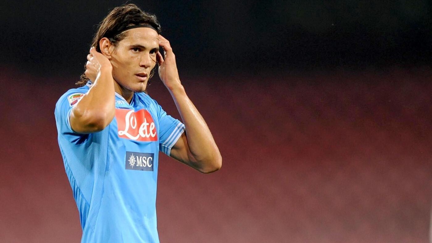 È un momento delicato questo per il Napoli. Gli azzurri hanno perse tre delle ultime quattro partite. Ieri prima è arrivato il deferimento del procuratore federale Palazzi per la società partenopea, per Grava e per capitan Cannavaro, poi è arrivata la mega multa dell’Uefa, che vuole anche chiudere un paio di settori del San Paolo. Oggi pomeriggio nell’ultimo allenamento si è fermato Edinson Cavani. Il ‘Matador’, che ha segnato anche giovedì contro la Dnipro, ha avvertito un fastidio muscolare ed è stato costretto a lasciare anzitempo la seduta di rifinitura. Le condizioni dell’uruguaiano saranno valutate domani. Mazzarri, che rischia di non avere nemmeno Behrami, manderà in campo Cavani solo se starà davvero bene. Perché gli azzurri dovranno giocare nei prossimi quindici giorni ben cinque partite. Se il ‘Matador’ non sarà della partita, Insigne affiancherà Pandev.