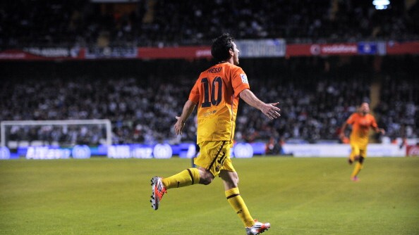 Nove gol nel più bello dei quattro anticipi dell'ottava giornata della Liga. Messi, autore di una tripletta, trascina il Barcellona, che senza la difesa titolare ha sofferto troppo con il Deportivo La Coruna.