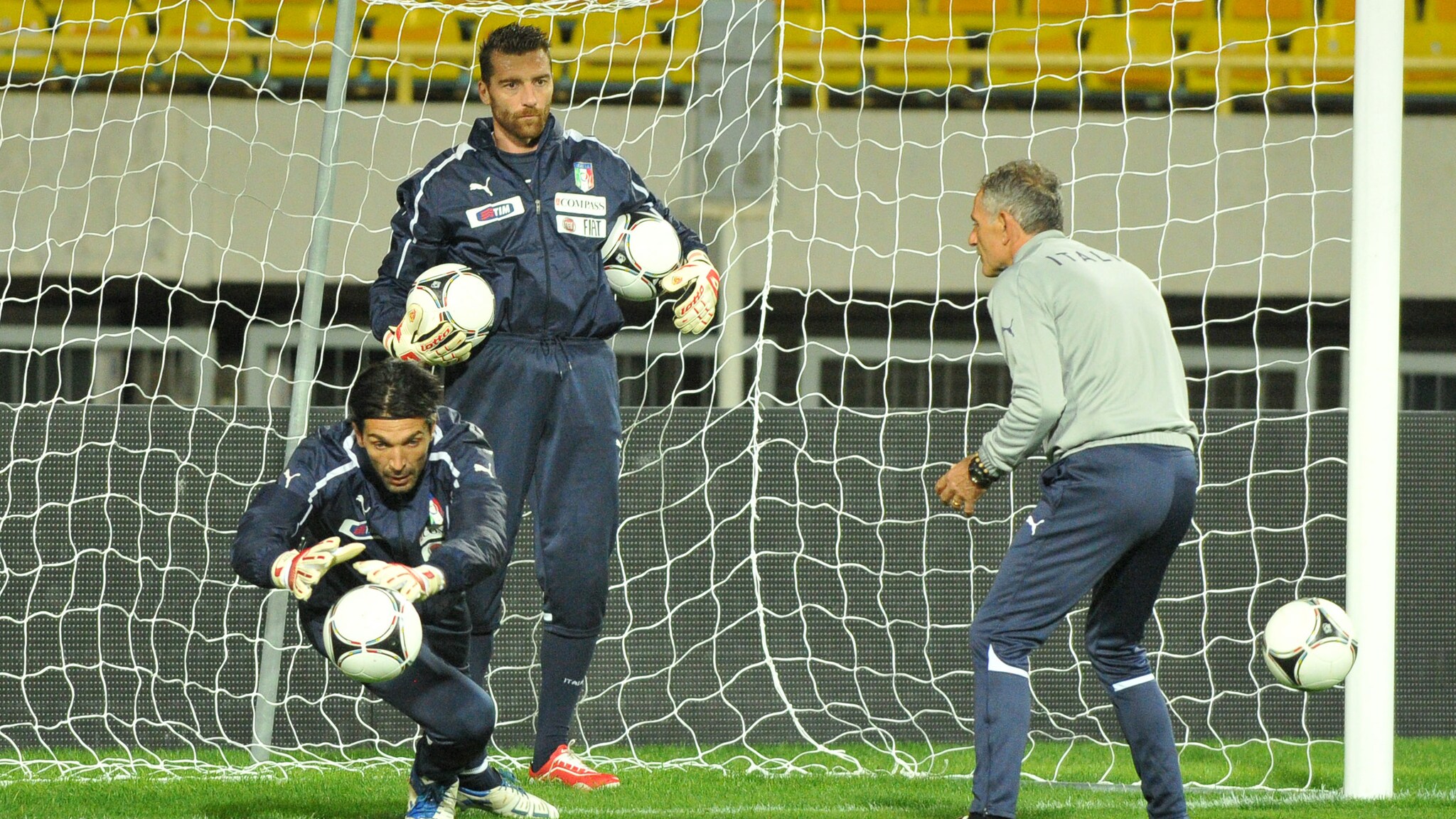 A Milano contro i danesi torneranno titolari Chiellini, Balzaretti, Abate e Balotelli. In dubbio la presenza del portiere della Juventus. Se non c'è la farà giocherà De Sanctis.