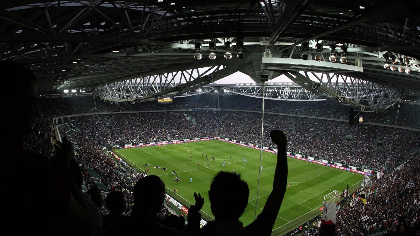 La Juventus si lamenta anche perchè un magazziniere del Napoli nell'intervallo avrebbe dato uno schiaffo ad uno steward.