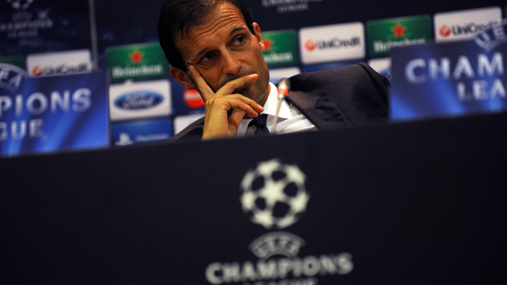 Contro il Malaga, Massimiliano Allegri si gioca la panchina. Il tecnico del Milan, che non parla con Berlusconi da una settimana, mette fuori Boateng e pensa a Pato titolare.