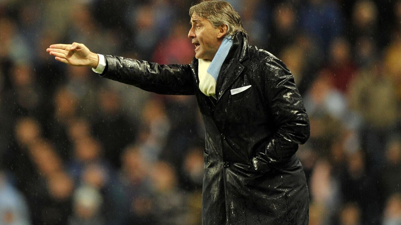 Lescott e Richards guidano il gruppo dei scontenti del Manchester City. I calciatori pretendono da Mancini il ritorno della difesa a quattro.