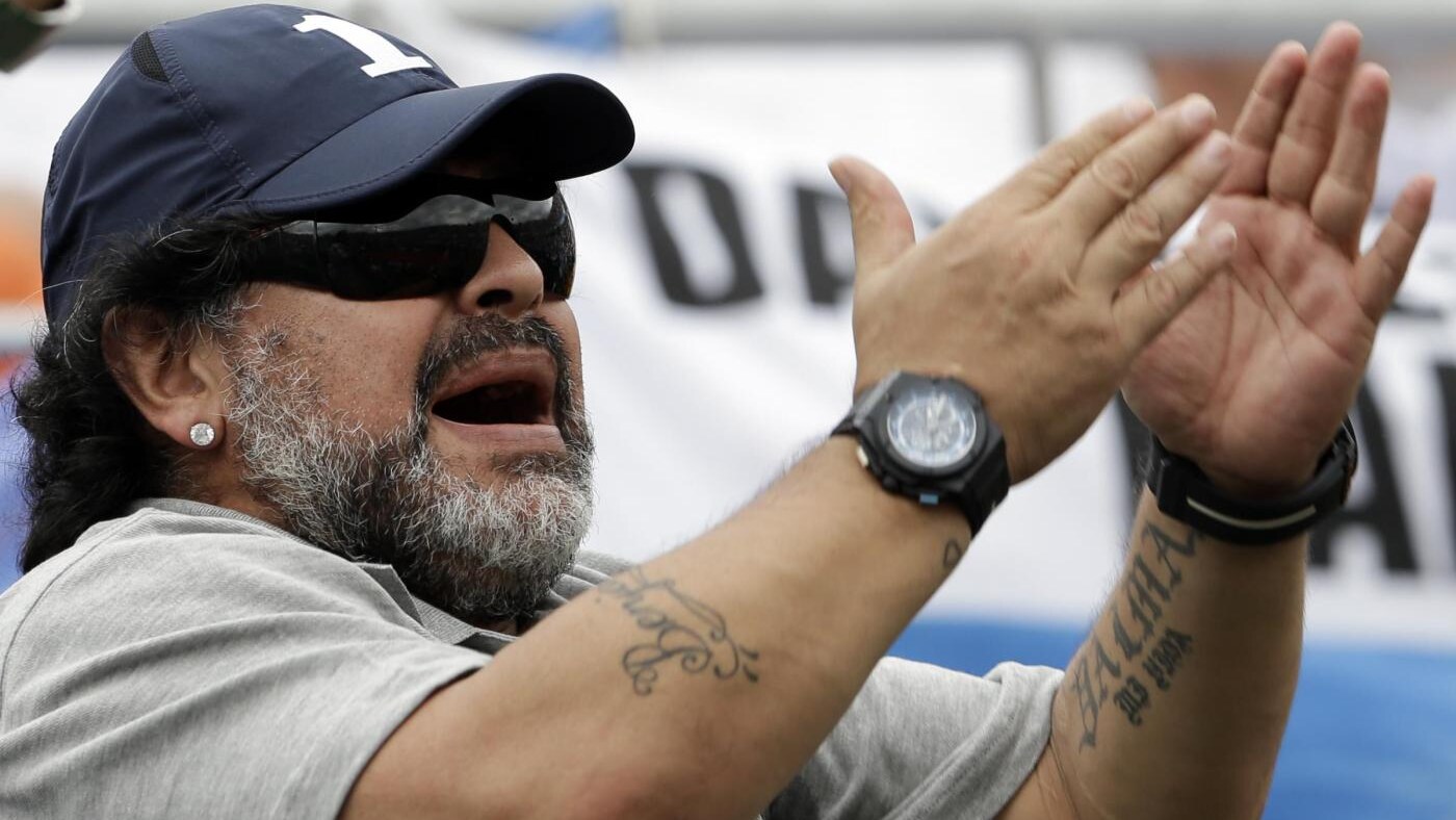 Il Blackburn Rovers, quinto nella Serie B inglese, deve scegliere il nuovo allenatore. I proprietari vogliono Diego Armando Maradona. Redknapp e Sherwood le alternative.