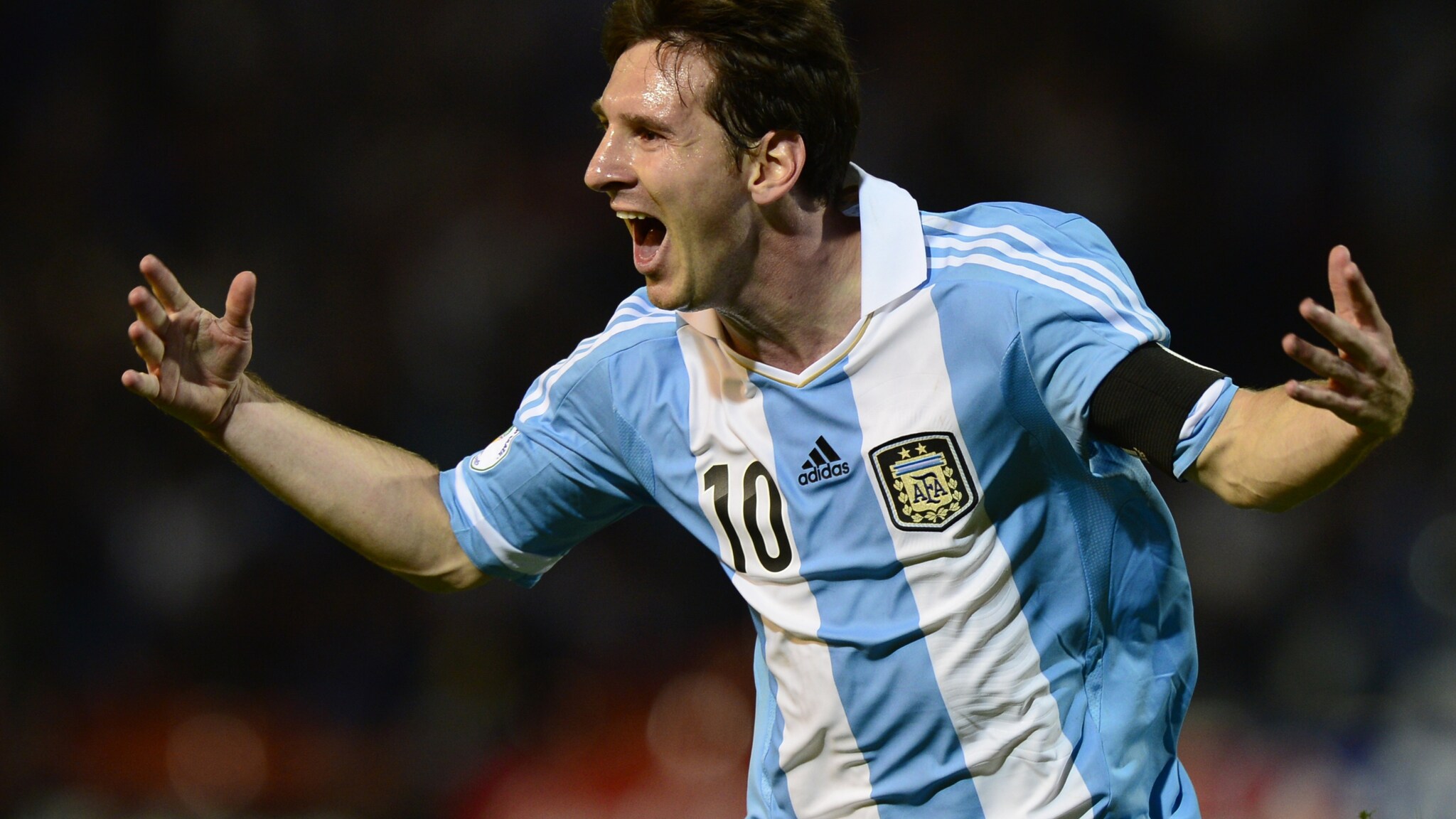 In Argentina-Uruguay Leo Messi con una meravigliosa ha superato Muslera. L'attaccante del Barcellona ha confessato di essersi ispirato ad Andrea Pirlo.