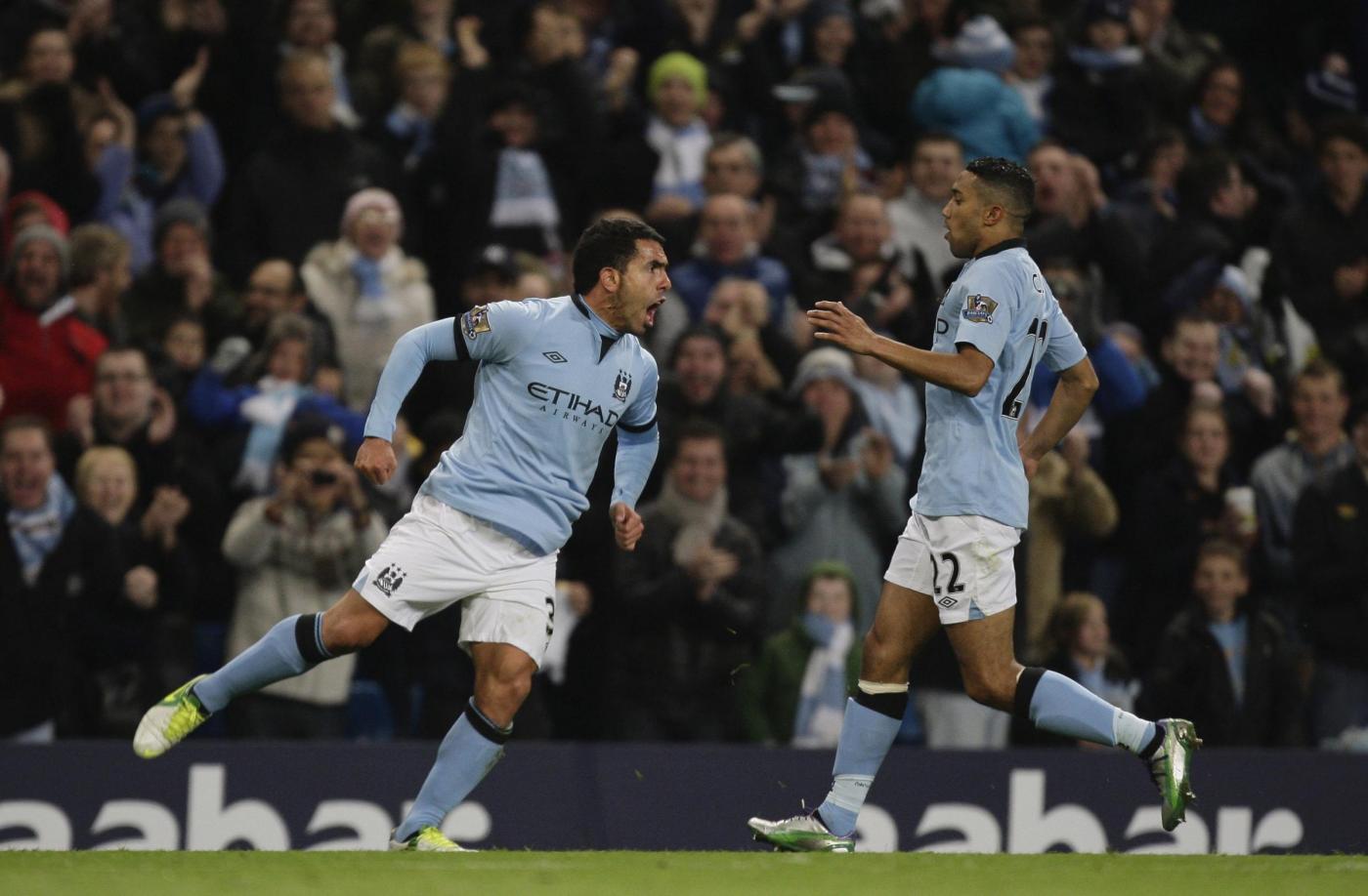 Nella 9a giornata vincono 1-0 in casa Manchester City ed Arsenal. Questo pomeriggio la Premier League si accende con il derby di Liverpool e Chelsea - Manchester United.