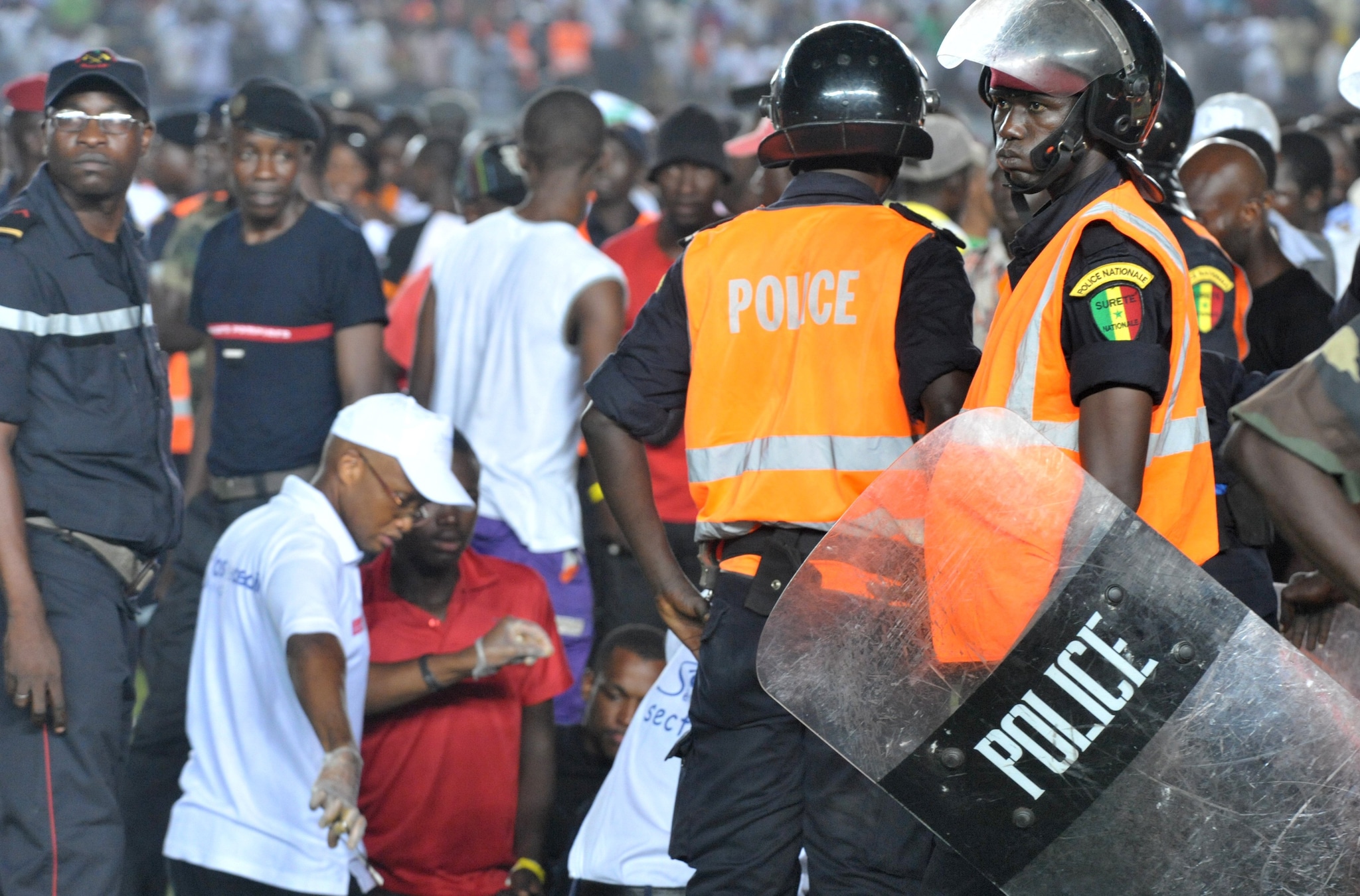Senegal - Costa d'Avorio gara di ritorno del playoff di qualificazione alla Coppa d'Africa è stata sospesa per incidenti dopo la trasformazione del secondo rigore da parte di Drogba.