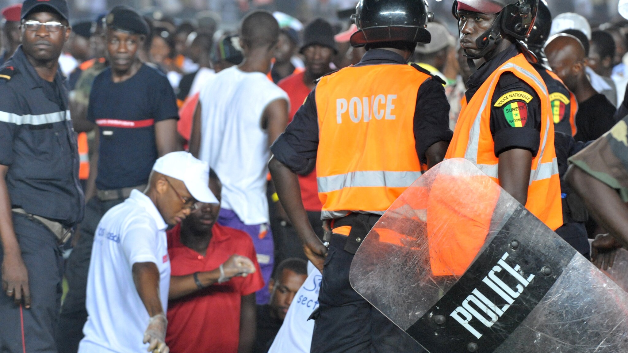 Senegal - Costa d'Avorio gara di ritorno del playoff di qualificazione alla Coppa d'Africa è stata sospesa per incidenti dopo la trasformazione del secondo rigore da parte di Drogba.