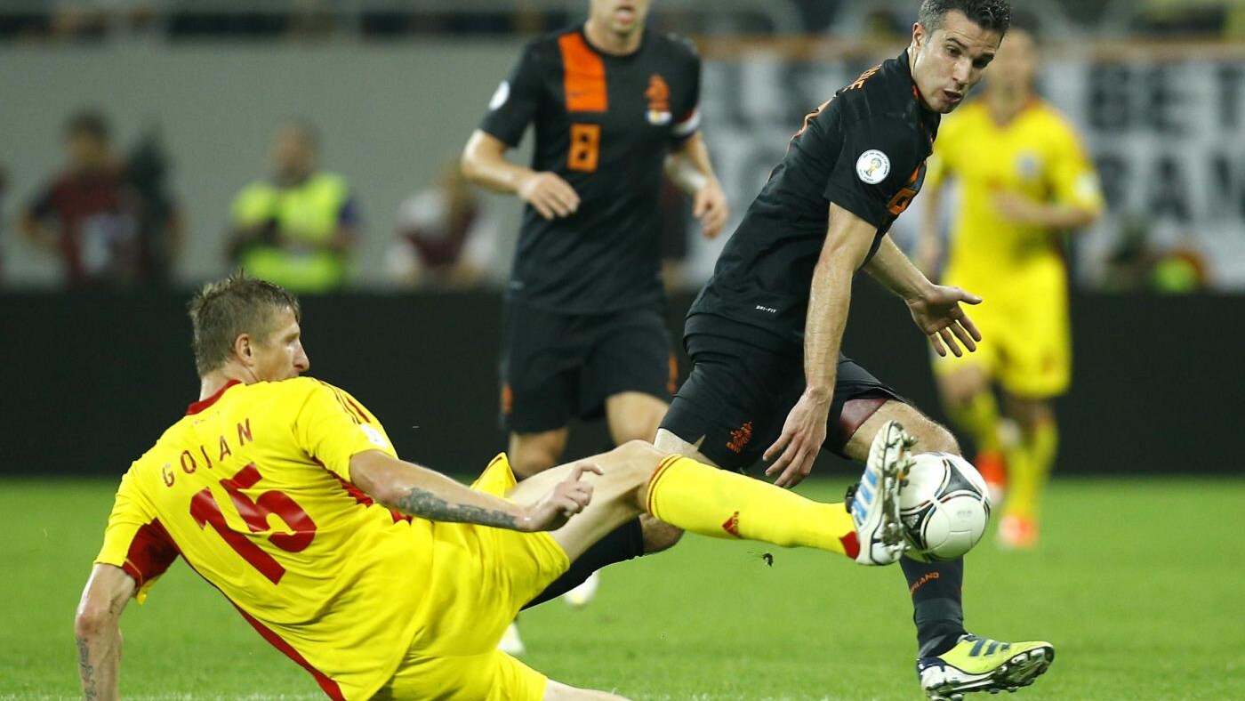 Quattro calciatori dell'Olanda e due della Romania dopo essersi scontrati nella sfida valida per le Qualificazioni Mondiali si sono divertiti in un night club di Bucarest, dove hanno fatto le ore piccole.