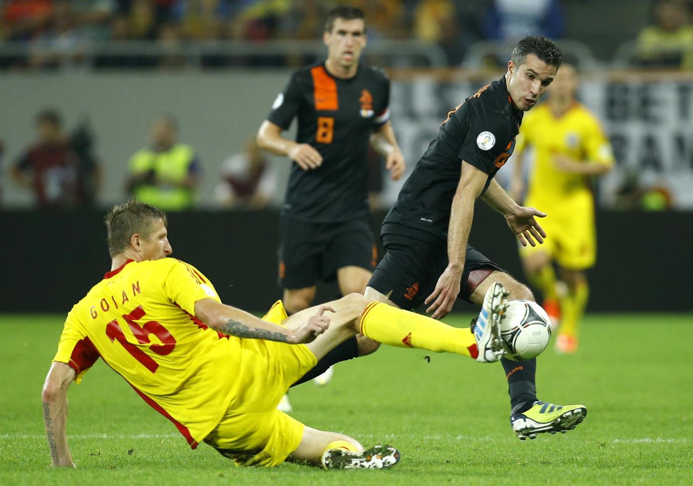 Quattro calciatori dell'Olanda e due della Romania dopo essersi scontrati nella sfida valida per le Qualificazioni Mondiali si sono divertiti in un night club di Bucarest, dove hanno fatto le ore piccole.