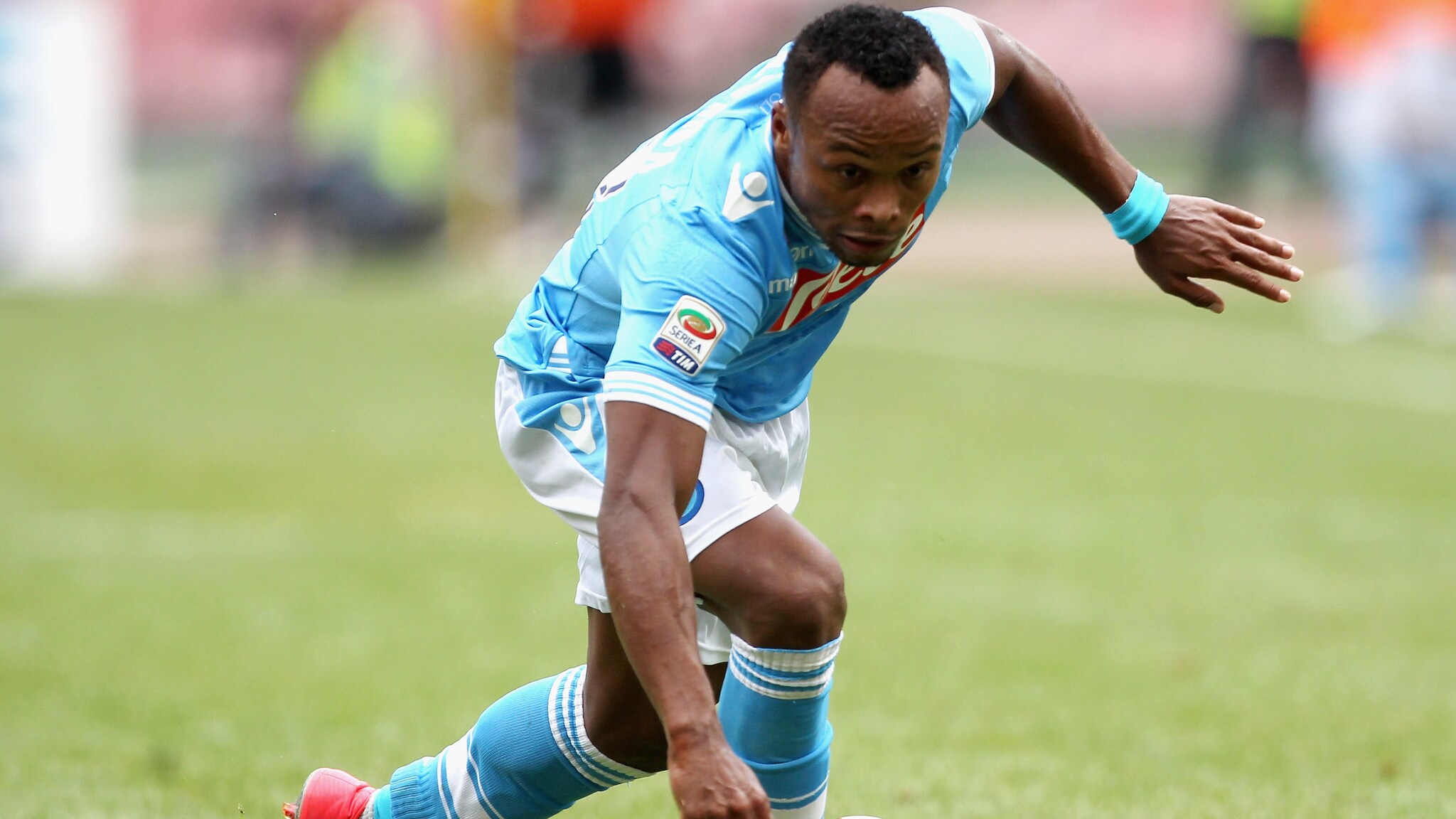 Un lieve stiramento alla coscia destra costringerà Zuniga a saltare Atalanta-Napoli.