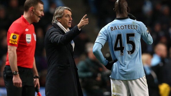 Mario Balotelli a bordo campo con Roberto Mancini
