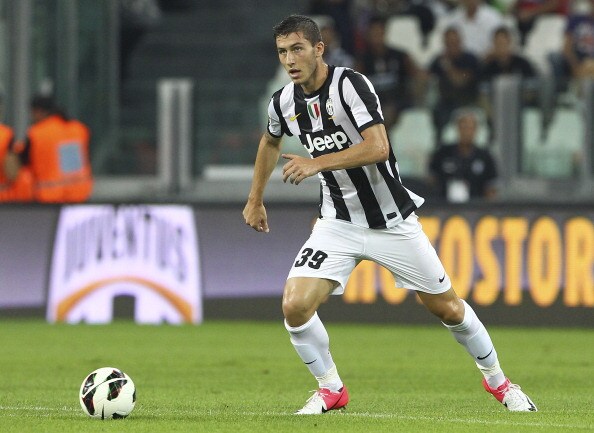 Il centrocampista Luca Marrone porta palla