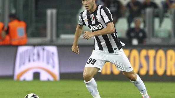 Il centrocampista Luca Marrone porta palla