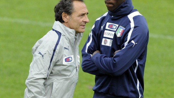 Cesare Prandelli accanto a Mario Balotelli