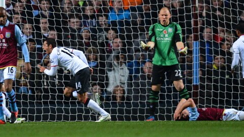 In rimonta il Manchester United batte 3-2 l'Aston Villa. L'Arsenal e il Fulham pareggiano 3-3. Domani Chelsea e Manchester City Liverpool e Tottenham.