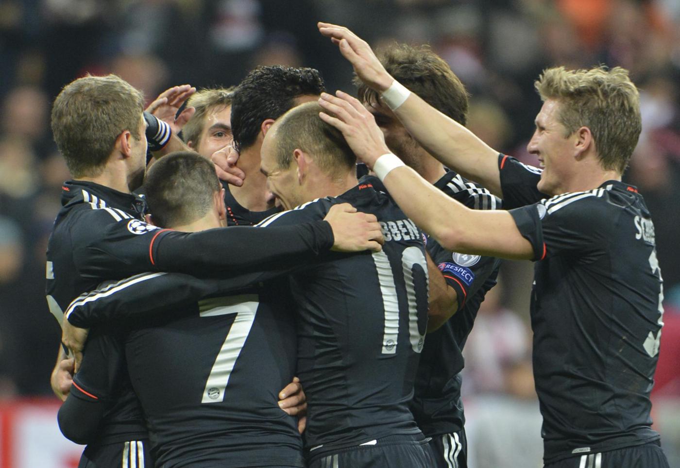 Il peruviano Claudio Pizarro si scatena contro il Lille. L'attaccante del Bayern ha realizzato tre gol in meno di venti minuti. Per i tedeschi a segno anche Schweinsteiger, Robben e Kroos.