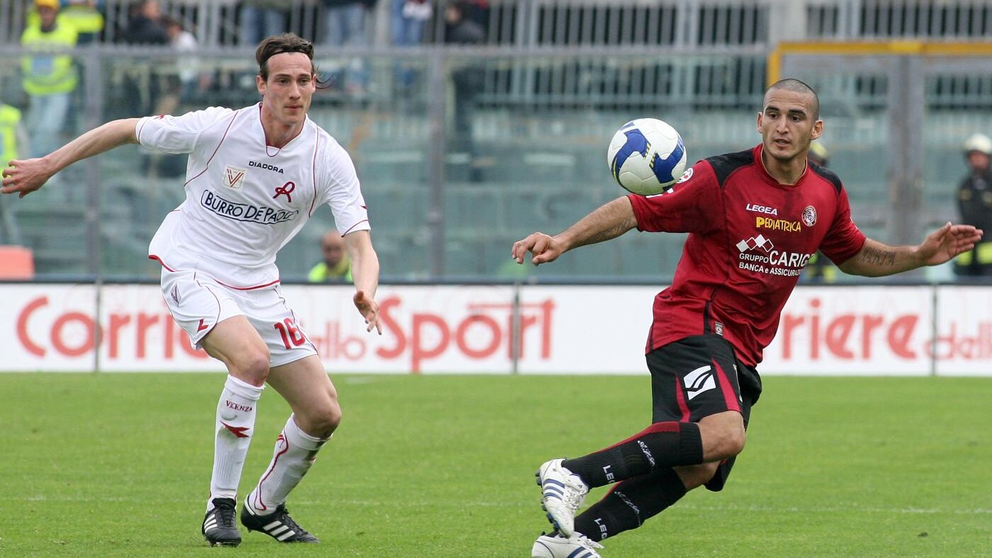 l'attaccante cileno con un calcio volante colpisce al volto il portiere del santiago wanderers.