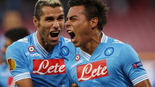L'attaccante cileno, Edu Vargas, esulta dopo un gol