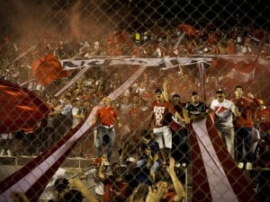 Poco prima dell'inizio del secondo tempo di Independiente-Belgrano i tifosi della squadra di casa hanno lanciato in campo dei petardi che hanno stordito il portiere del Belgrano Juan Carlos Olave.
