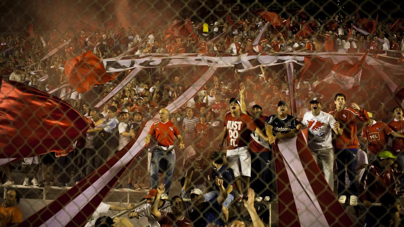 Poco prima dell'inizio del secondo tempo di Independiente-Belgrano i tifosi della squadra di casa hanno lanciato in campo dei petardi che hanno stordito il portiere del Belgrano Juan Carlos Olave.