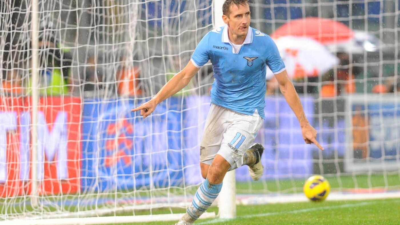 Joachim Loew dovrà fare a meno di Mesut Oezil e di Miroslav Klose per l'amichevole di mercoledì ad Amsterdam contro l'Olanda: il trequartista del Real Madrid è alle prese con problemi muscolari, l'attaccante della Lazio è vittima dell'influenza. I loro forfait si aggiungono a quelli di Marcel Schmelzer, Jerome Boateng, Toni Kroos e Bastian Schweinsteiger con Loew che ha integrato la lista con l'esterno Sebastian Jung dell'Eintracht Francoforte e con i centrocampisti Sven Bender (Borussia Dortmund) e Lewis Holtby (Schalke).