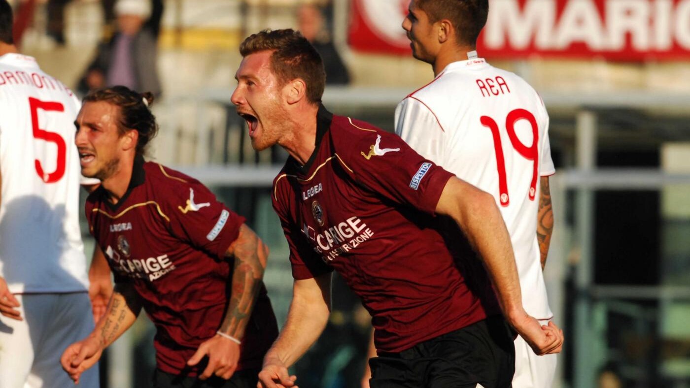 Il Livorno batte 2-0 il Varese ed aggancia il Verona, che ieri ha pareggiato con il Cesena. Importante successo esterno per la Juve Stabia, che ha vinto 3-2 a La Spezia. Il Sassuolo giocherà domani, all'ora di pranzo, in casa del Brescia.