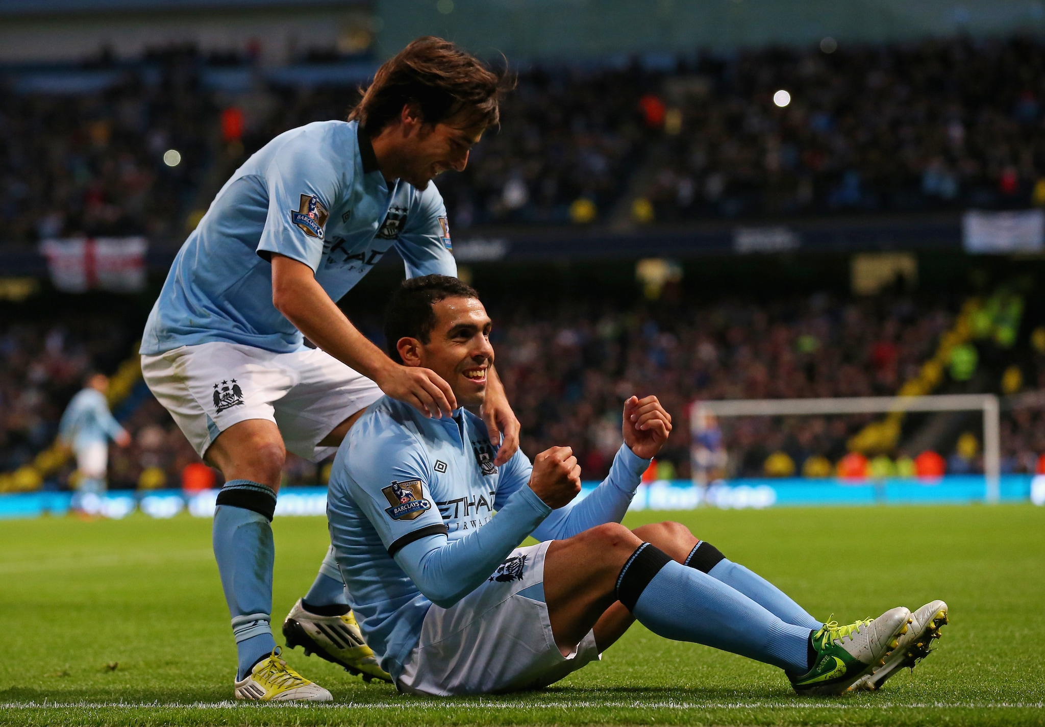 Il Manchester City batte 5-0 l'Aston Villa, doppiette di Tevez e Aguero, e balza in testa alla classifica. Perchè Ferguson perde a Norwich. L'Arsenal vince il derby con il Tottenham. Il West Bromwich ha sconfitto il Chelsea.