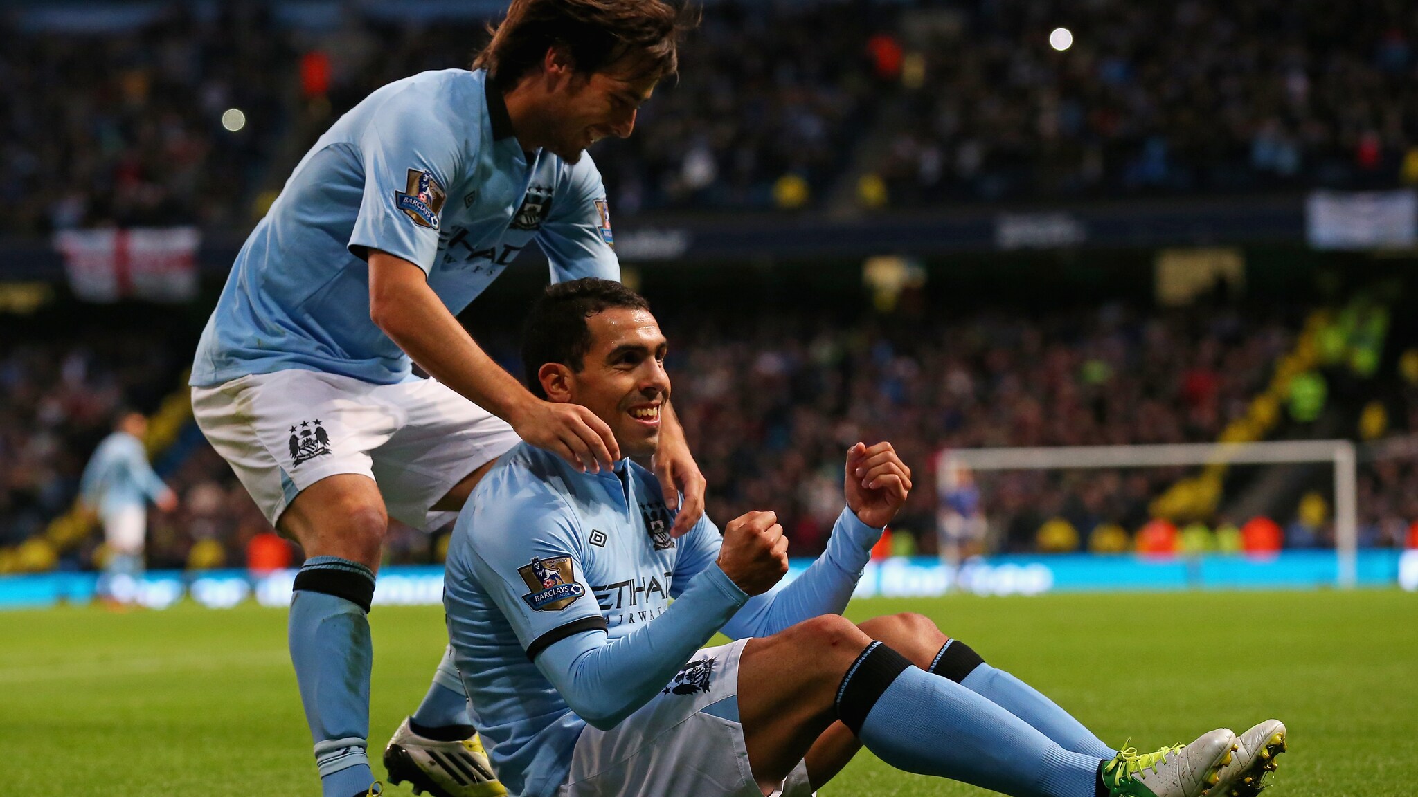 Il Manchester City batte 5-0 l'Aston Villa, doppiette di Tevez e Aguero, e balza in testa alla classifica. Perchè Ferguson perde a Norwich. L'Arsenal vince il derby con il Tottenham. Il West Bromwich ha sconfitto il Chelsea.