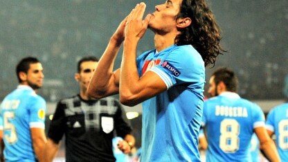 edinson cavani ringrazia dio dopo un gol