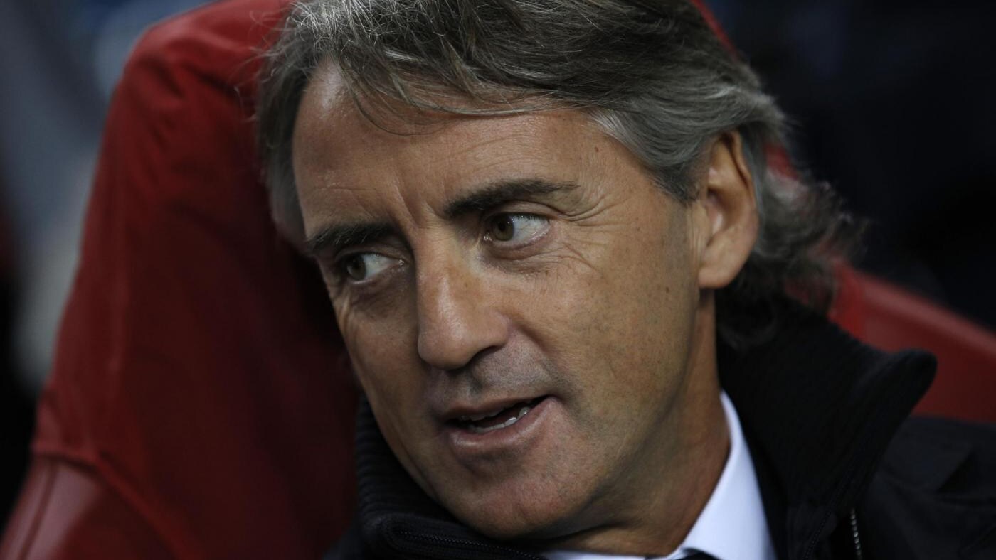 L'allenatore del Manchester City si è presentato in conferenza stampa con la maschera di David Platt sul volto.