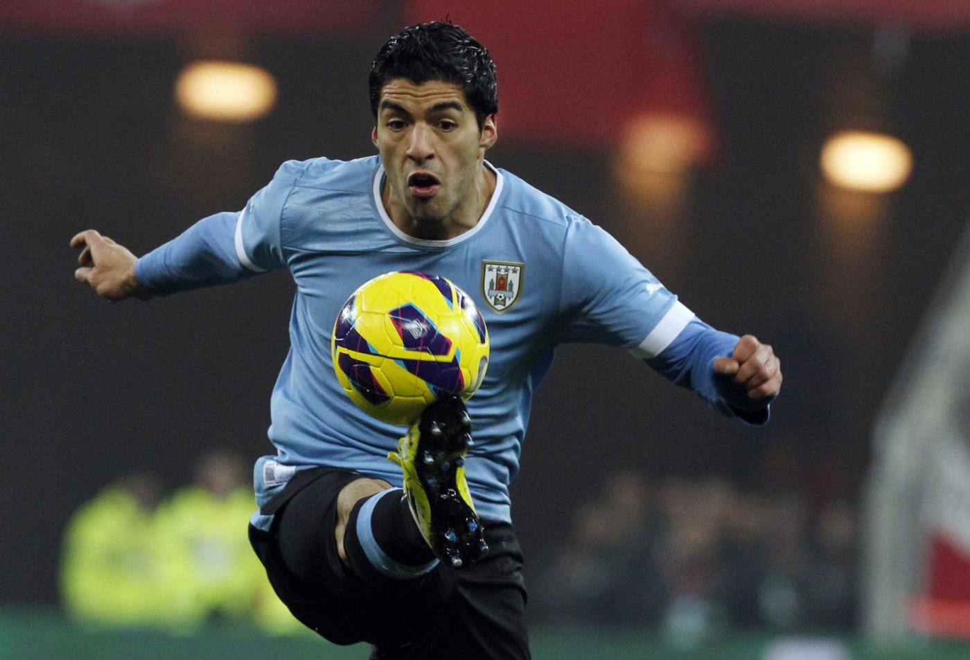 Il mercato del City ruota attorno a Balotelli. Se l'attaccante italiano andrà via, Mancini cercherà di prendere Luis Suarez del Liverpool.