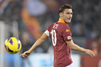 totti sfugge all'avversario