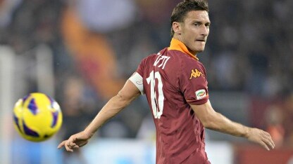 totti sfugge all'avversario