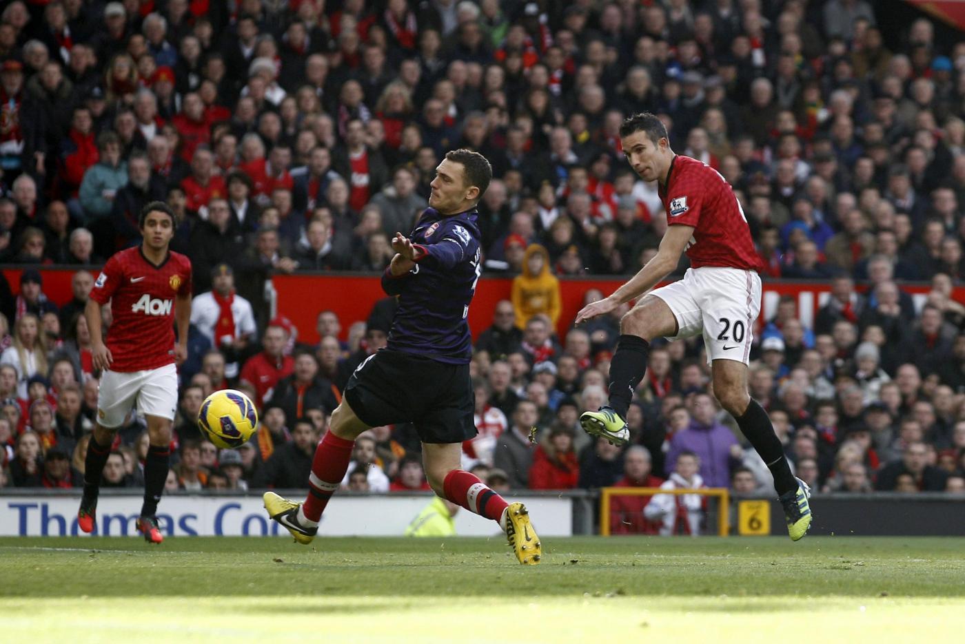 Ad 'Old Trafford' il Manchester United batte 2-1 l'Arsenal e vola al comando, perchè il Chelsea ha pareggiato 1-1 in casa dello Swansea. Sconfitto il Tottenham di Villas Boas.