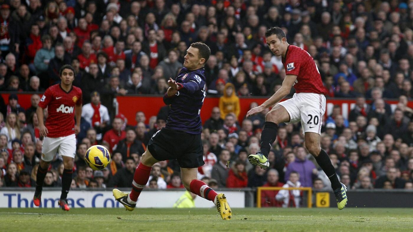 Ad 'Old Trafford' il Manchester United batte 2-1 l'Arsenal e vola al comando, perchè il Chelsea ha pareggiato 1-1 in casa dello Swansea. Sconfitto il Tottenham di Villas Boas.
