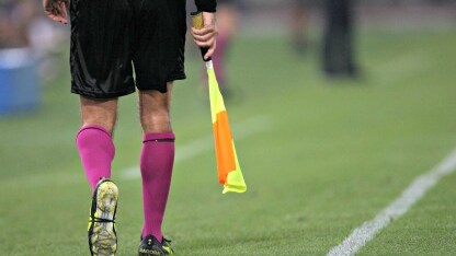 un assistente di linea in campo