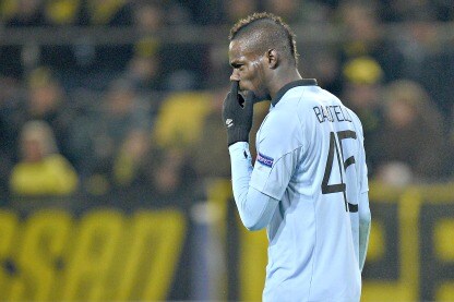 l'attaccante del city con le dita nel naso
