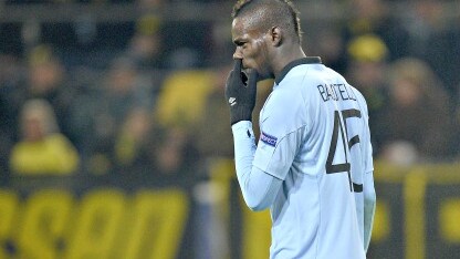 l'attaccante del city con le dita nel naso