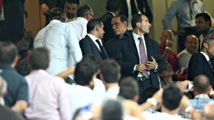 il presidente del Milan in tribuna coi tifosi